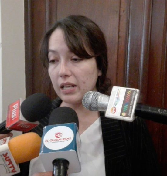 La diputada por Tarija, Luciana Campero, mientras ofrece declaraciones a los medios de comunicación locales en una entrevista.
