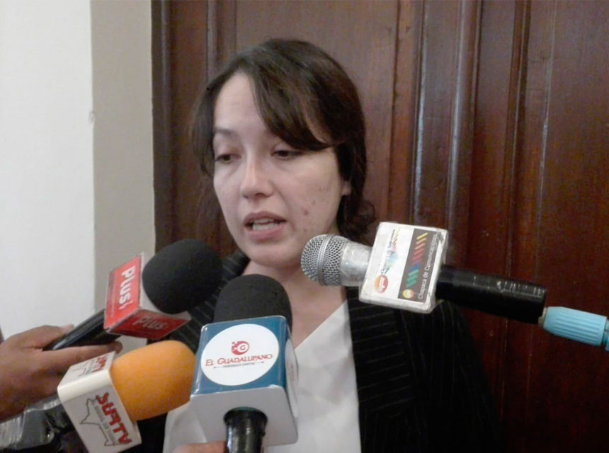 La diputada por Tarija, Luciana Campero, mientras ofrece declaraciones a los medios de comunicación locales en una entrevista.