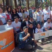 El equipo de la agrupación Tarija Unida, compuesto mayormente por jóvenes, posa sonriente para una foto grupal durante su presentación oficial en una plaza de la ciudad.