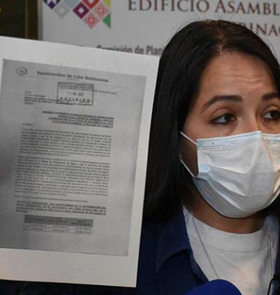 Luciana Campero, diputada nacional por Tarija, presenta un documento en la Asamblea Legislativa Plurinacional de Bolivia durante una denuncia pública.