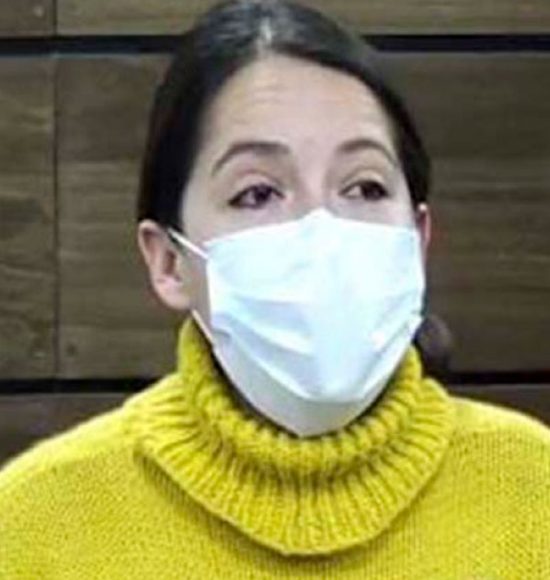 La diputada nacional de Bolivia, Luciana Campero, en conferencia de prensa usando barbijo, hablando sobre la situación política y social del país.