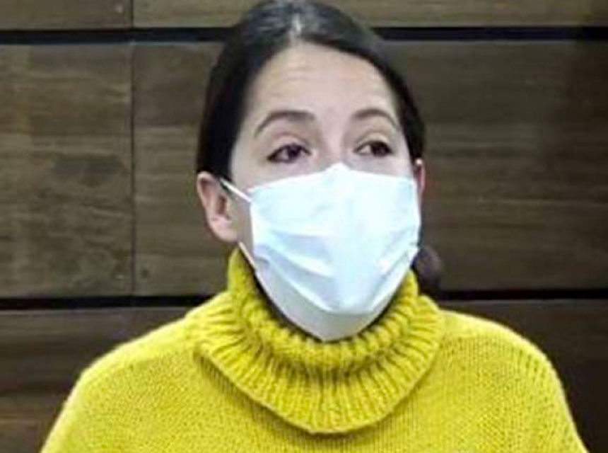 La diputada nacional de Bolivia, Luciana Campero, en conferencia de prensa usando barbijo, hablando sobre la situación política y social del país.